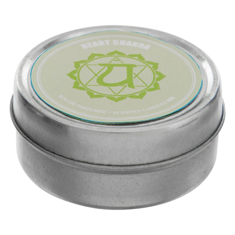 Bien presentada, esta caja contiene siete velas redondas en un bote de hierro. Corresponden a los siete chakras. En un gesto rit