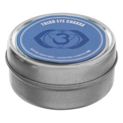 Bien presentada, esta caja contiene siete velas redondas en un bote de hierro. Corresponden a los siete chakras. En un gesto rit