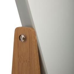Decora tu espacio con el espejo Natureo de 5Five. De color blanco y fabricado en vidrio y bambú, este espejo mide 16 cm de largo