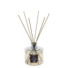 Su elegante diseño con botella de cristal redondeada y varillas de ratán lo convierte en una pieza decorativa ideal para cualqui