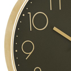 Con su esfera plana de cristal y sus números de aluminio, este reloj quedará genial en un salón, un pasillo o un despacho. El el