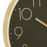 Con su esfera plana de cristal y sus números de aluminio, este reloj quedará genial en un salón, un pasillo o un despacho. El el