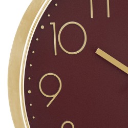 Con su esfera plana de cristal y sus números de aluminio, este reloj quedará genial en un salón, un pasillo o un despacho. El el