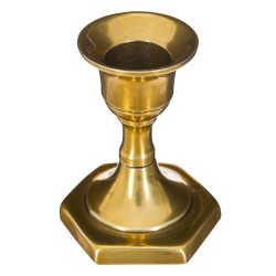Este portavelas de metal le conquistará con sus líneas clásicas y geométricas. Puede albergar una larga vela de cera tradicional