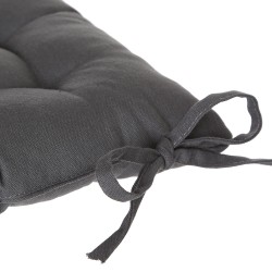 Con su diseño clásico, este cojín cuadrado para silla con relleno de algodón 100% reciclado ofrece un gran apoyo. Su aspecto sob
