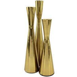 Dale un toque sofisticado a tu hogar con este set de tres portavelas metálicos. Su diseño moderno y versátil los hace ideales pa