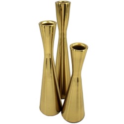 Dale un toque sofisticado a tu hogar con este set de tres portavelas metálicos. Su diseño moderno y versátil los hace ideales pa