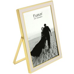 Este portarretrato de estilo moderno y acabado dorado es ideal para realzar tus fotos favoritas con un toque de sofisticación. S