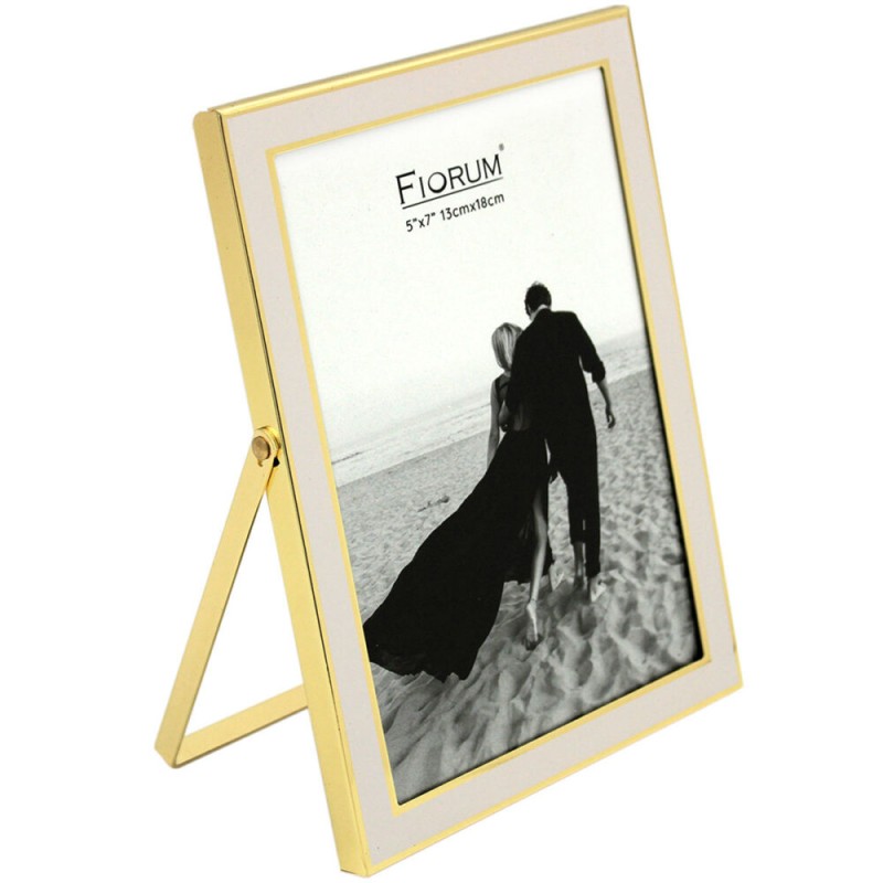 Este portarretrato de estilo moderno y acabado dorado es ideal para realzar tus fotos favoritas con un toque de sofisticación. S
