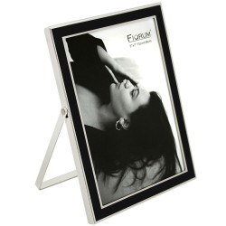 Este portarretrato de estilo moderno y acabado blanco es ideal para realzar tus fotos favoritas con un toque de sofisticación. S