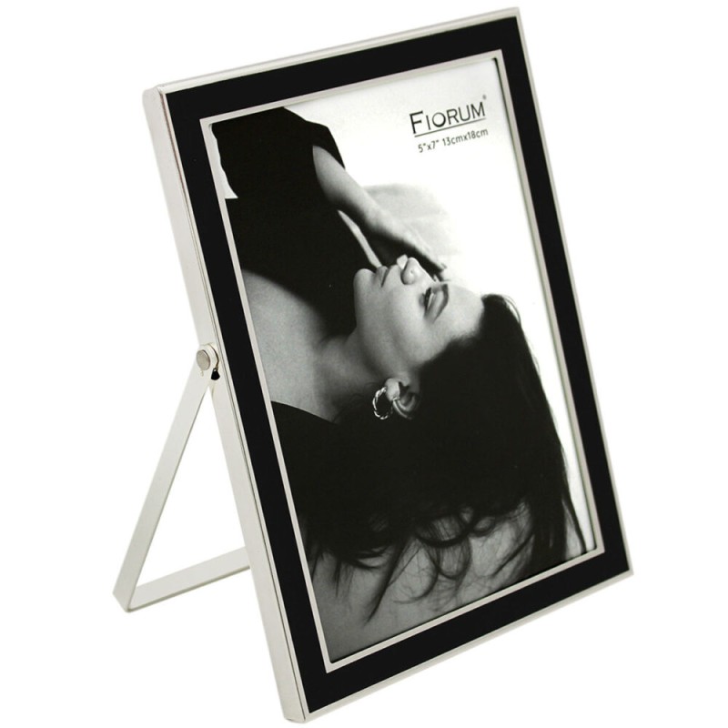 Este portarretrato de estilo moderno y acabado blanco es ideal para realzar tus fotos favoritas con un toque de sofisticación. S