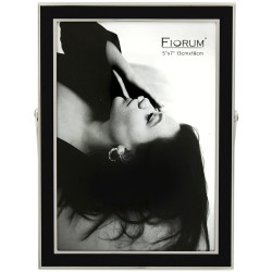 Este portarretrato de estilo moderno y acabado blanco es ideal para realzar tus fotos favoritas con un toque de sofisticación. S