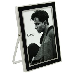 Este portarretrato de estilo moderno y acabado plata es ideal para realzar tus fotos favoritas con un toque de sofisticación. Su