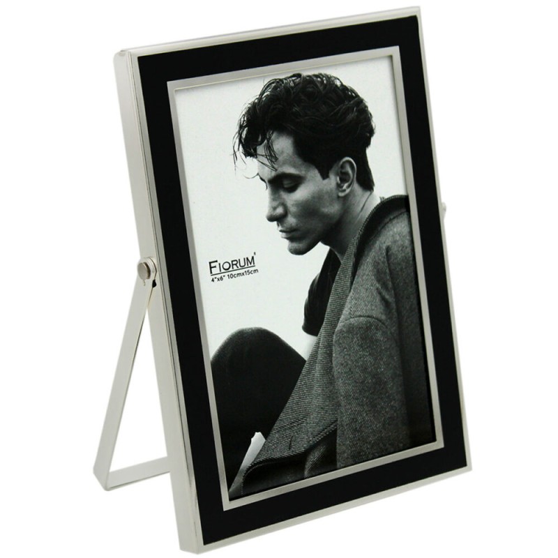 Este portarretrato de estilo moderno y acabado plata es ideal para realzar tus fotos favoritas con un toque de sofisticación. Su