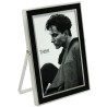 Este portarretrato de estilo moderno y acabado plata es ideal para realzar tus fotos favoritas con un toque de sofisticación. Su