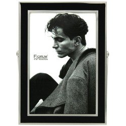 Este portarretrato de estilo moderno y acabado plata es ideal para realzar tus fotos favoritas con un toque de sofisticación. Su