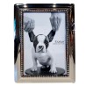 El portarretrato Semi Red es una pieza decorativa que combina estilo contemporáneo con diseño curvo. Ideal para realzar tus foto