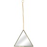Los espejos triangulares individuales pueden trabajar juntos en un patrón así como individualmente, creando una decoración refle