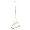 Los espejos triangulares individuales pueden trabajar juntos en un patrón así como individualmente, creando una decoración refle