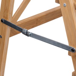 Esta escalera de 3 peldaños es perfecta para alcanzar espacios elevados de forma segura y cómoda. Su diseño estable y compacto l