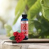 Disfruta el romántico aroma de rosas rojas recién cortadas, con delicados toques de violeta, clavel, limón y especias, sobre una