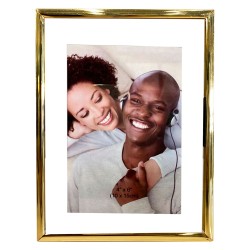 El portarretratos vertical es ideal para enmarcar retratos, imágenes personales o momentos especiales. Su diseño estilizado apor