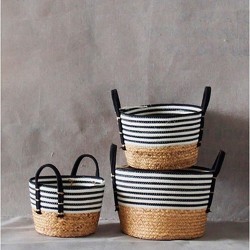 Añade un toque natural y funcional a tu hogar con la cesta redonda de rayas. Fabricado en fibras trenzadas, es perfecto para org