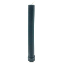 La vela estriada combina elegancia y sencillez con su diseño vertical de líneas finas. Ideal para portavelas tipo candelabro, añ