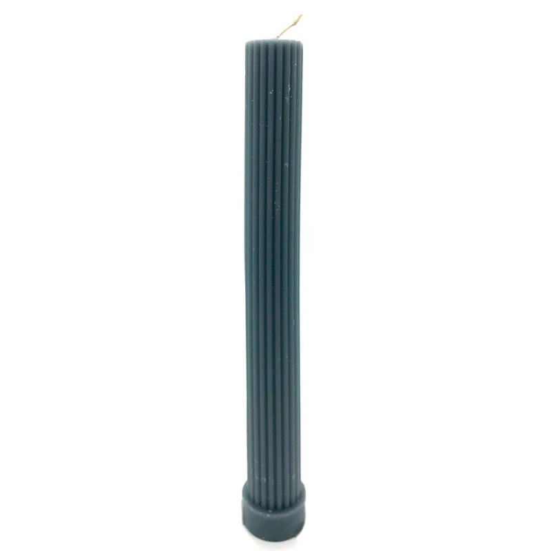 La vela estriada combina elegancia y sencillez con su diseño vertical de líneas finas. Ideal para portavelas tipo candelabro, añ