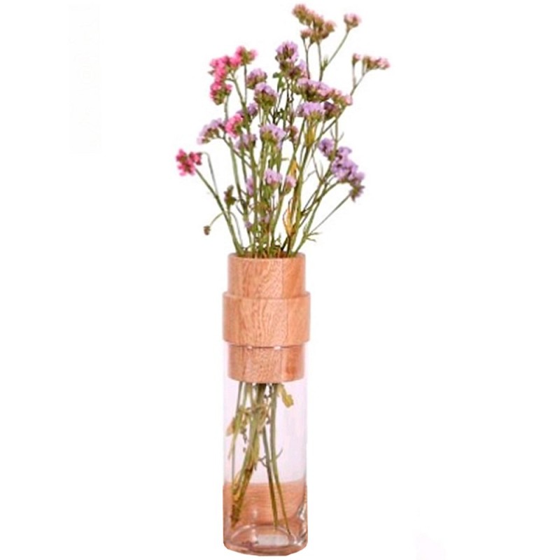 El florero natural chico combina vidrio transparente con un elegante detalle en madera, creando una estética cálida y minimalist