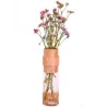 El florero natural chico combina vidrio transparente con un elegante detalle en madera, creando una estética cálida y minimalist