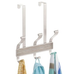 Agregue un toque de estilo y organización a su hogar con el estante de almacenamiento sobre la puerta “York” de iDesign. Este or