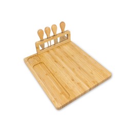 Es ideal para servir y lucir una variedad de quesos, embutidos y aperitivos, elaborada con bambú natural, destaca por su resiste