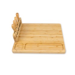 Es ideal para servir y lucir una variedad de quesos, embutidos y aperitivos, elaborada con bambú natural, destaca por su resiste