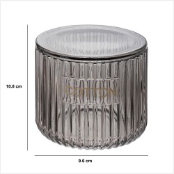 Organiza con estilo tus discos de algodón, hisopos o pequeños accesorios con esta algodonera de vidrio con tapa. Su diseño trans