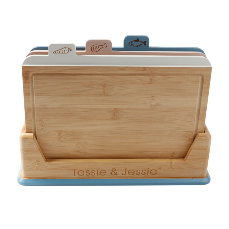 Este práctico set de 3 tablas de cortar en diferentes tamaños está fabricado en bambú natural, ideal para todo tipo de preparaci