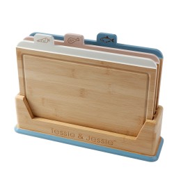 Este práctico set de 3 tablas de cortar en diferentes tamaños está fabricado en bambú natural, ideal para todo tipo de preparaci