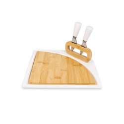 Elegancia y funcionalidad en una sola pieza. Esta tabla para quesos combina cerámica blanca y bambú natural, e incluye dos cuchi