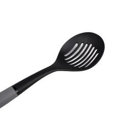 La espumadera 5five, ideal para retirar espuma, escurrir frituras y servir alimentos con facilidad. Su diseño resistente y ergon