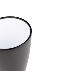 Disfruta de tus bebidas favoritas con este elegante vaso de acrílico negro de la marca 5FIVE. Fabricado en poliestireno, garanti