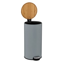 Bote para basura de 30 litros en color gris, ideal para cocina, baño u oficina. Su diseño moderno y compacto se adapta a cualqui