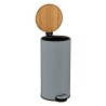 Bote para basura de 30 litros en color gris, ideal para cocina, baño u oficina. Su diseño moderno y compacto se adapta a cualqui