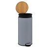 Bote para basura de 30 litros en color gris, ideal para cocina, baño u oficina. Su diseño moderno y compacto se adapta a cualqui