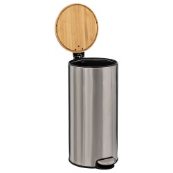Mantén tu espacio limpio y ordenado con este elegante bote para basura en color plata de la marca 5FIVE. Fabricado en acero y pl