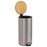 Mantén tu espacio limpio y ordenado con este elegante bote para basura en color plata de la marca 5FIVE. Fabricado en acero y pl