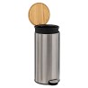Mantén tu espacio limpio y ordenado con este elegante bote para basura en color plata de la marca 5FIVE. Fabricado en acero y pl