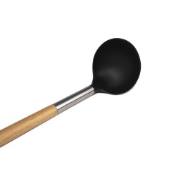 Prepara tus sopas y guisos con el Cucharón de Nylon de la marca 5FIVE. Este cucharón está fabricado con acero inoxidable y nylon