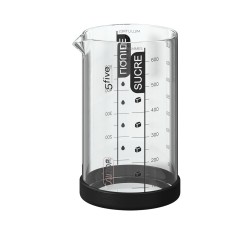 El vaso medidor de 600 ml, es ideal para medir líquidos y ingredientes con precisión. Su diseño transparente permite una fácil l