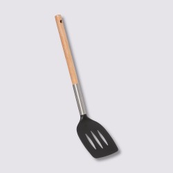 El volteador 5five es una herramienta práctica y resistente para cocinar con facilidad, su diseño delgado permite girar alimento