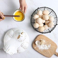 La cesta de huevos portátil es un accesorio práctico y decorativo para la cocina. Fabricada con hierro y detalles en cerámica, c